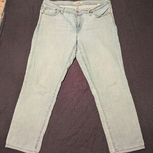 LEVI Capri Jeans.  BOYFRIEND Fit.  Size 32.  Light blue denim.